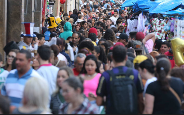 Consumo ganha fôlego e anima retomada da economia